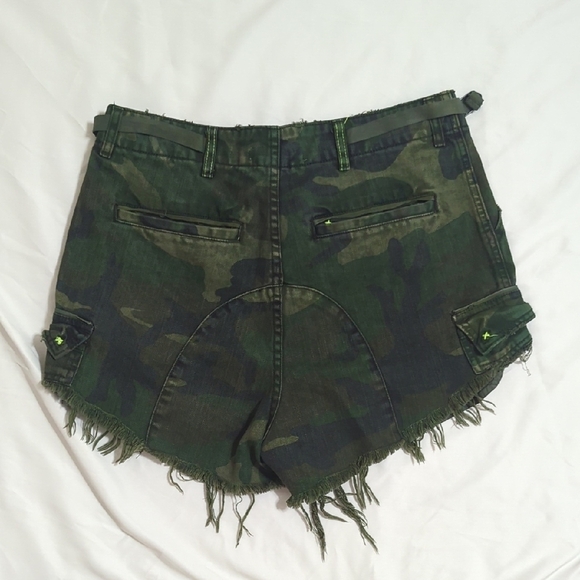 We The Free Button Fly Cutoff Shorts, Color Camouflage Size 8 - Picture 5 of 15